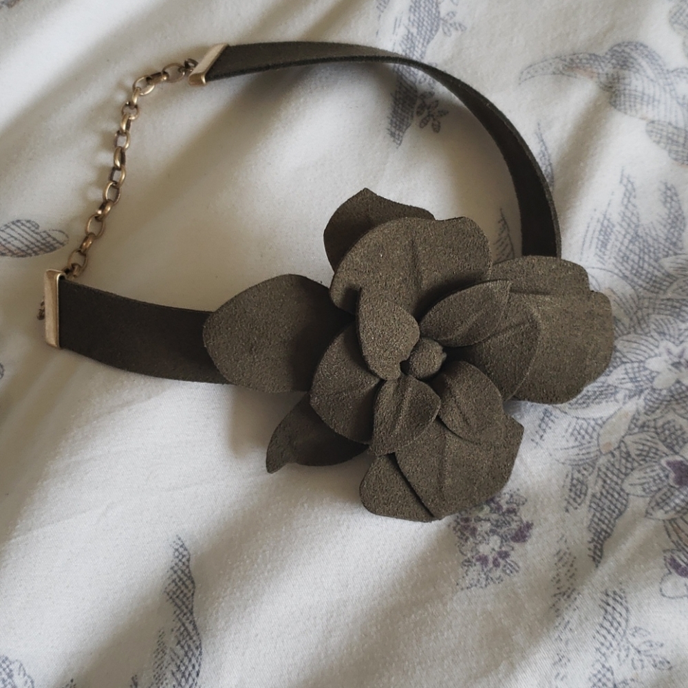 Flower choker necklace